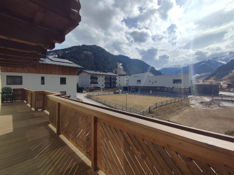 Balkon mit Panoramablick auf die Alpen in Großarl